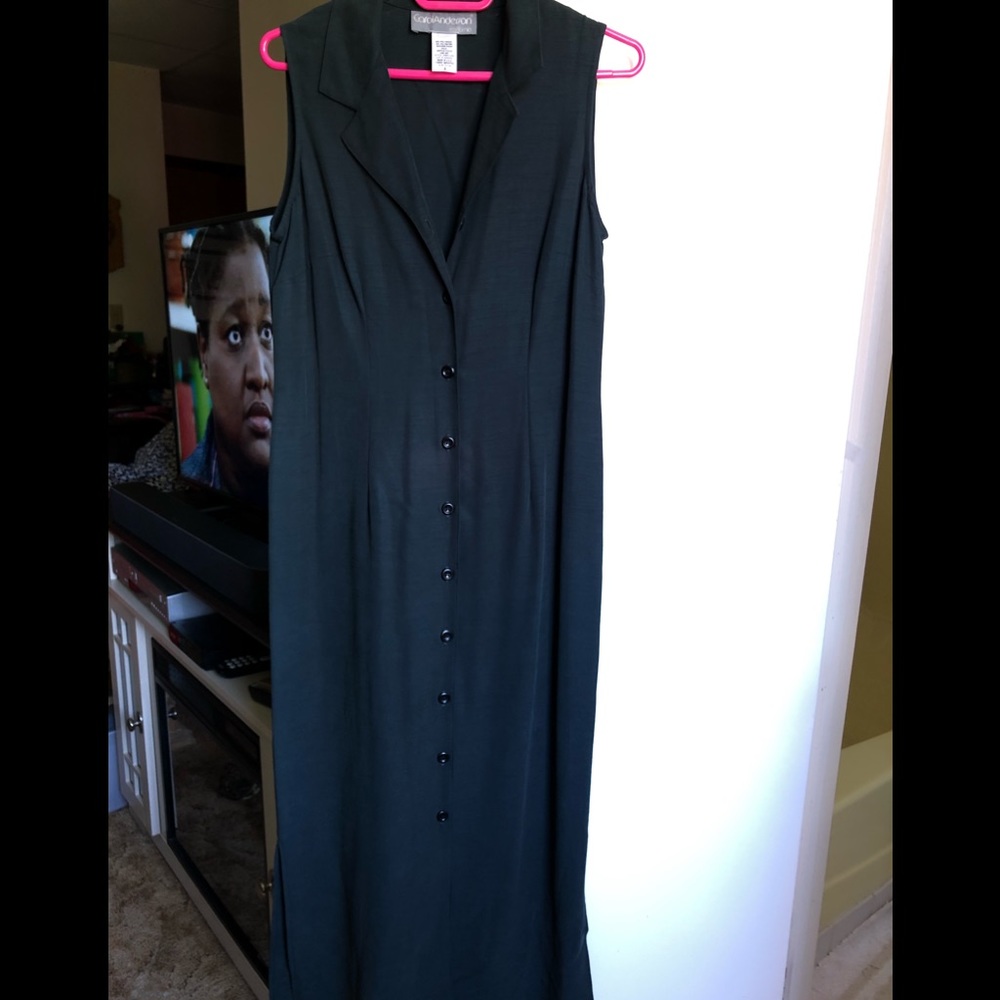 Long sleeveless buttoned down dress